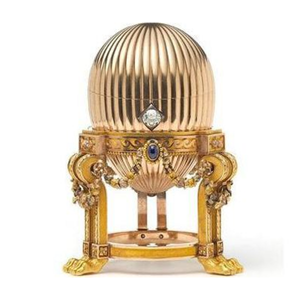 Uovo d'oro con orologio Fabergé