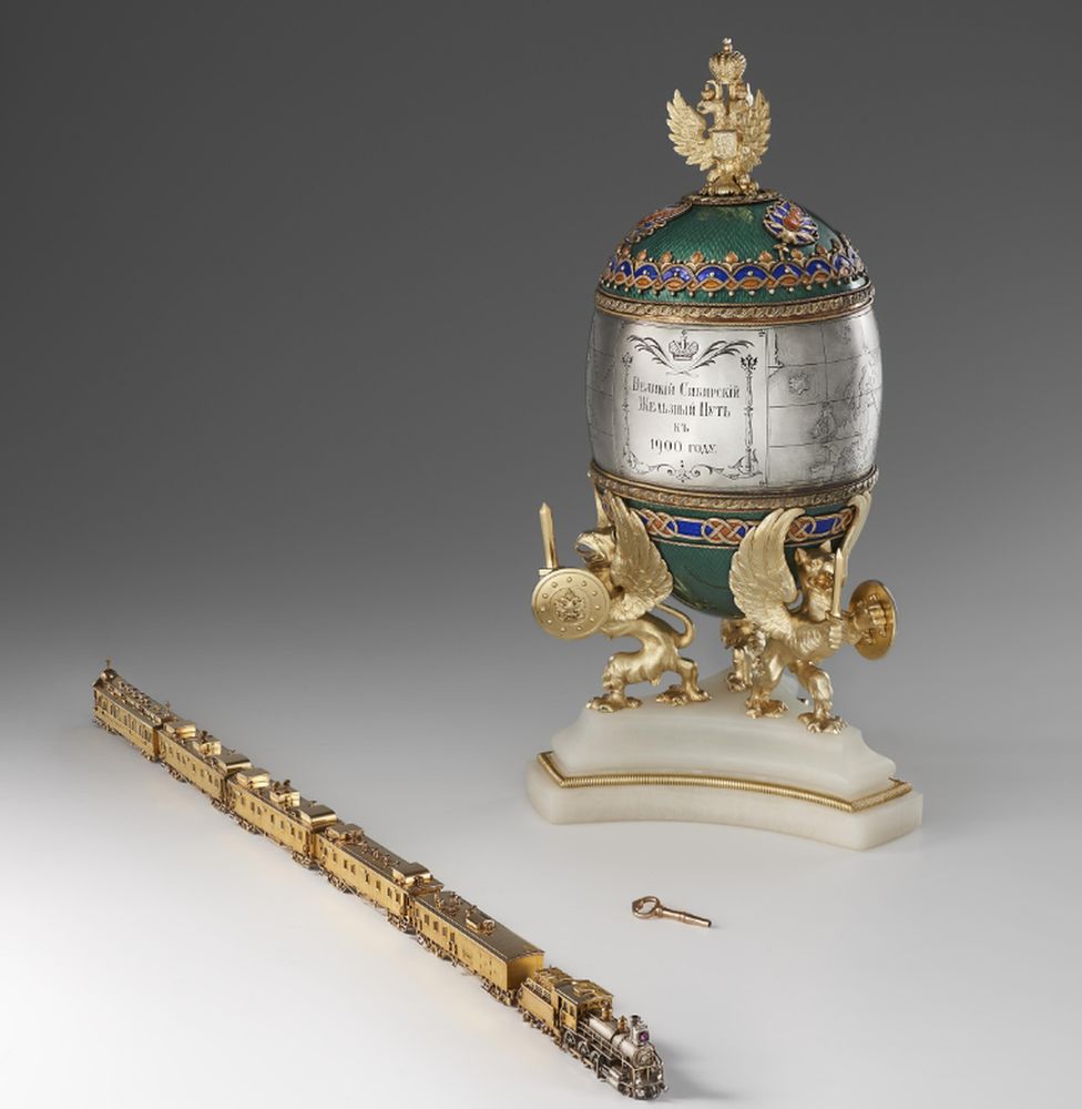 Uovo d'oro con orologio Fabergé