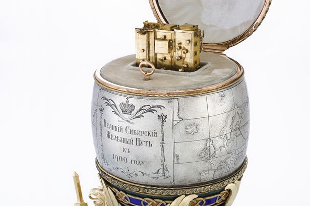 Uovo d'oro con orologio Fabergé