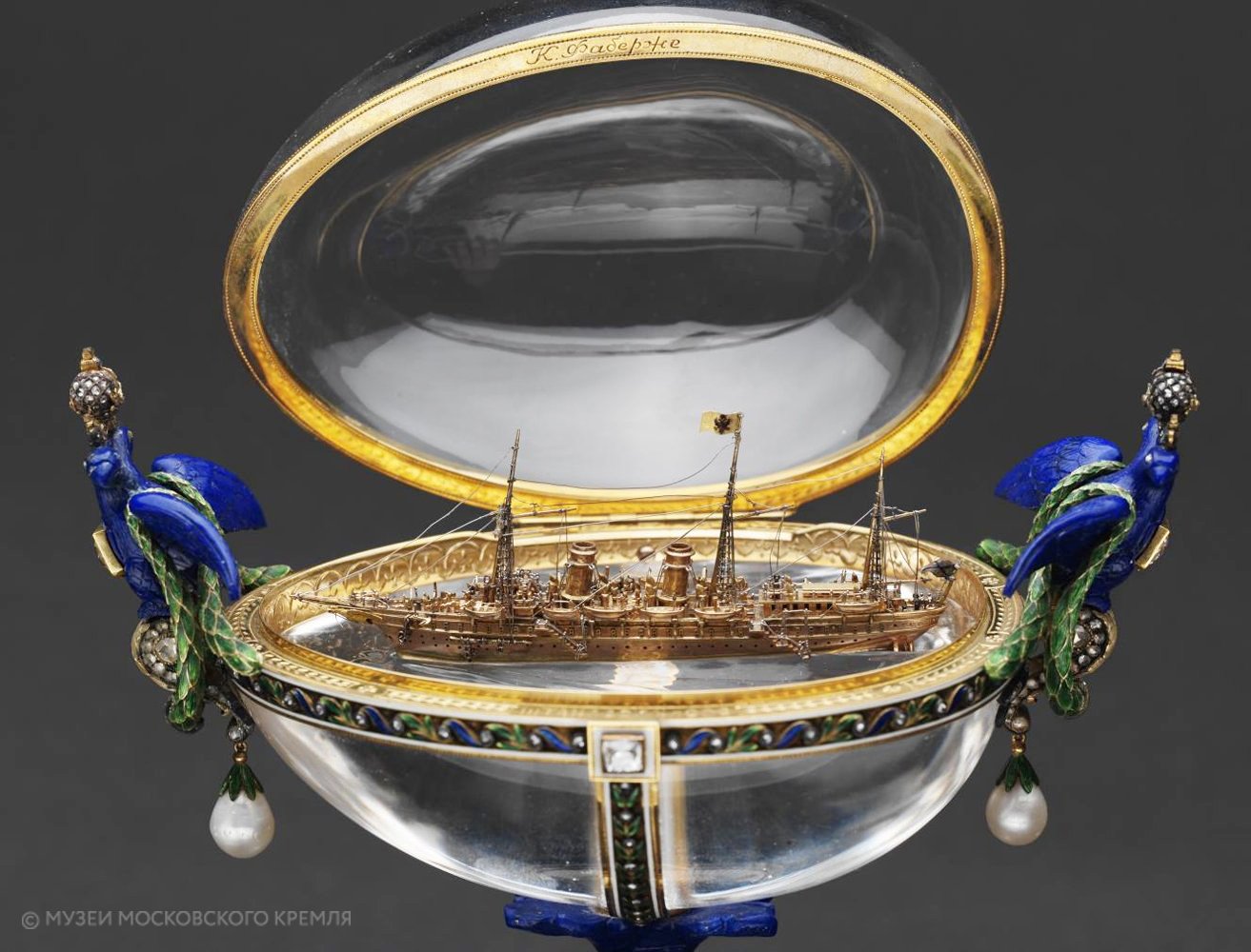 Uovo d'oro con orologio Fabergé